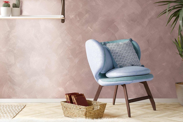 Wohnraum mit Sessel, Kissen und Dekoration auf Regal und Boden