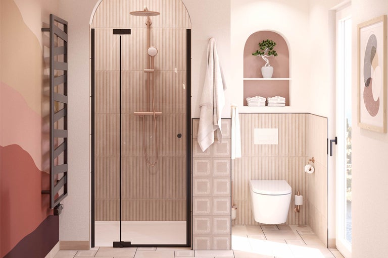 Badezimmer mit Duschkabine, Heizkörper, Toilette und dekorativen Elementen.