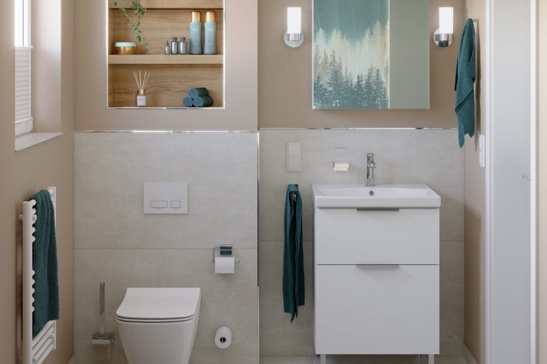 Badezimmer mit Toilette, Waschbeckenunterschrank und eingebautem Regal