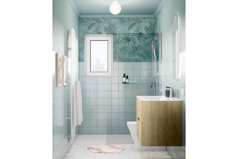 Modernes, helles Badezimmer mit hellblauen Wandfliesen, botanischer Tapete, einem hölzernen Waschtisch und einer begehbaren Glasdusche.