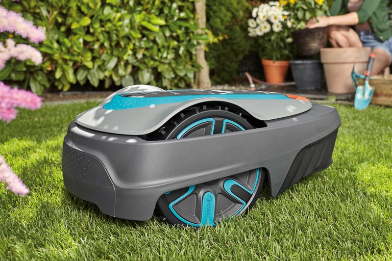 Gardena Mähroboter auf einer Rasenfläche im Garten.