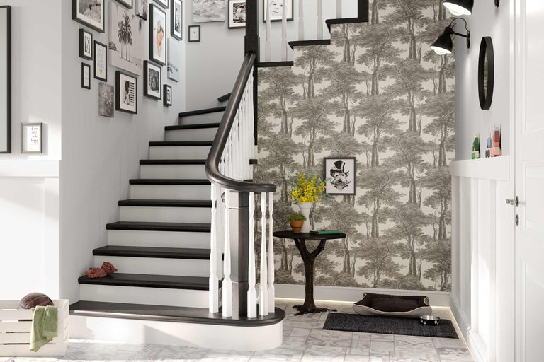 Flur mit Treppe, Fotowand, gemusterter Tapete und Dekorationen.