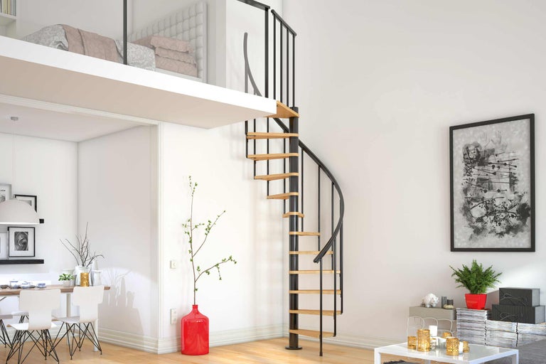 Helles Wohnzimmer mit einer Wendeltreppe, die zu einem Hochbett führt.