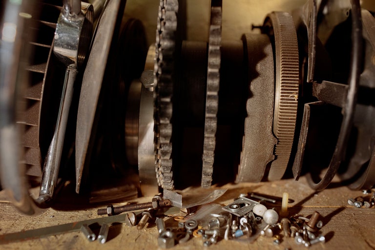 Mechanische Teile und verschiedene Verbindungselemente auf einer Holzoberfläche