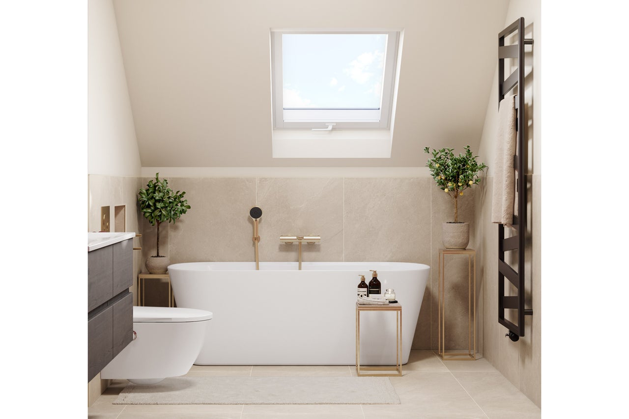 Modernes, helles Badezimmer im Dachgeschoss mit freistehender Badewanne, wandhängendem WC, Dachfenster und Handtuchheizkörper.