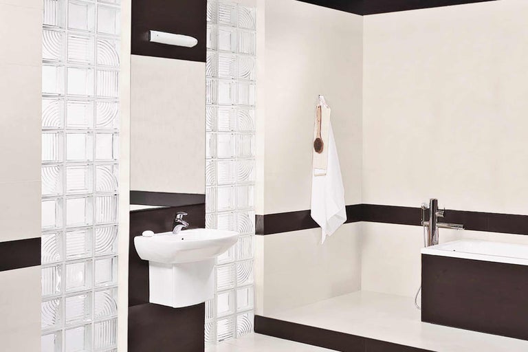 Badezimmer mit Waschbecken, Badewanne und Glasbausteinen