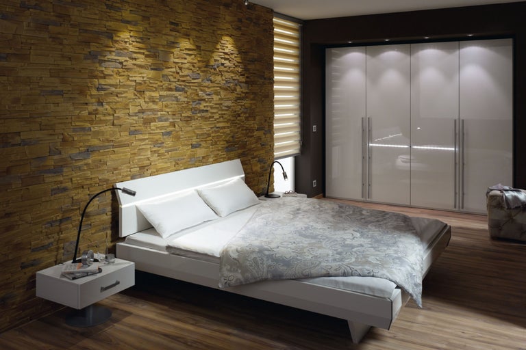 Modernes Schlafzimmer mit Bett, Nachttisch und Kleiderschrank