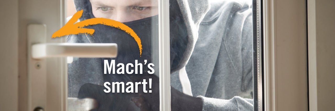 Einbrecher versucht, eine Tür aufzubrechen
