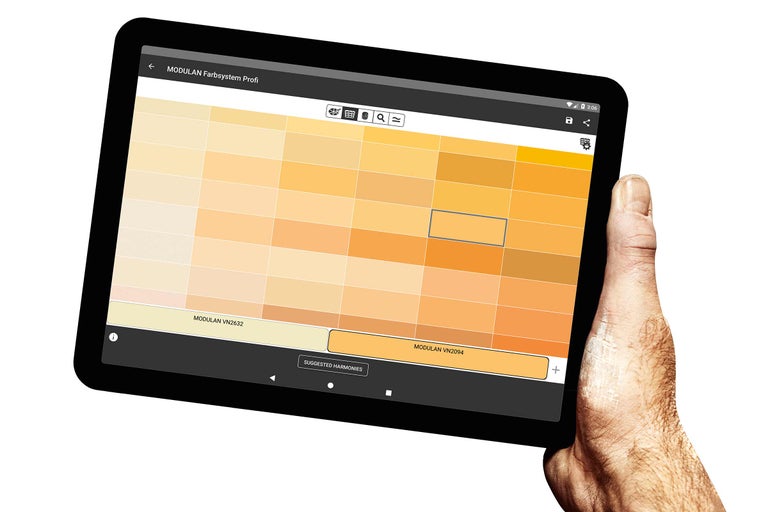Ein Tablet zeigt Farbfelder der Modulan Farbpalette.