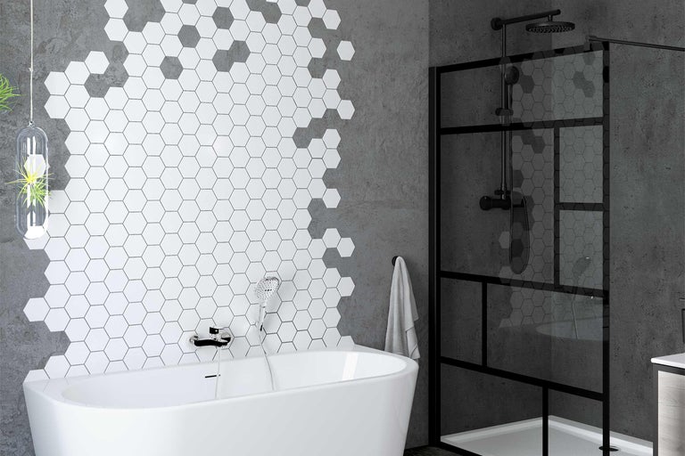 Badezimmer mit freistehender Badewanne, Duschkabine und sechseckigen Wandfliesen