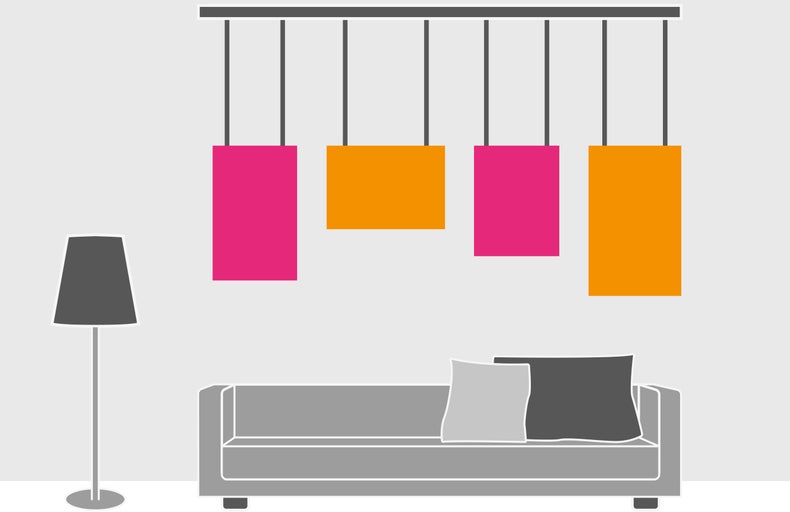 Wohnzimmer mit Sofa, Stehlampe und Pendelleuchte