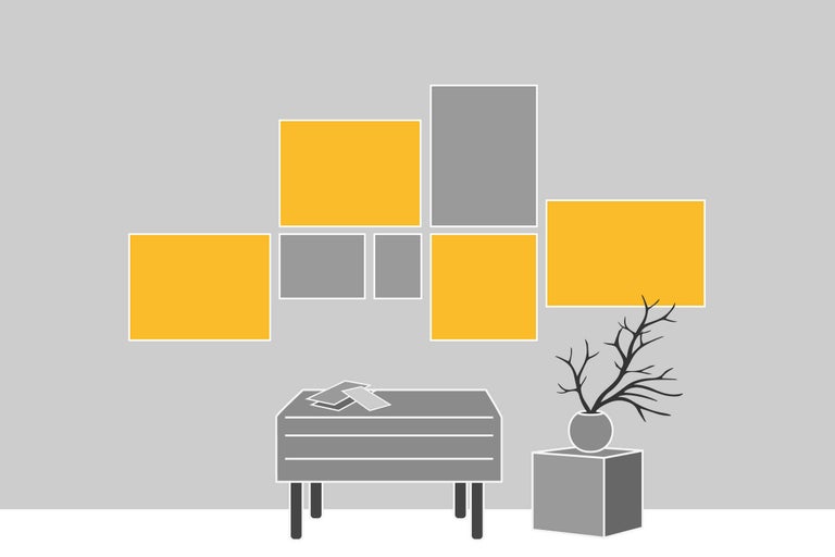 Wohnzimmerwand mit Bilderrahmen, Kommode und Dekoration