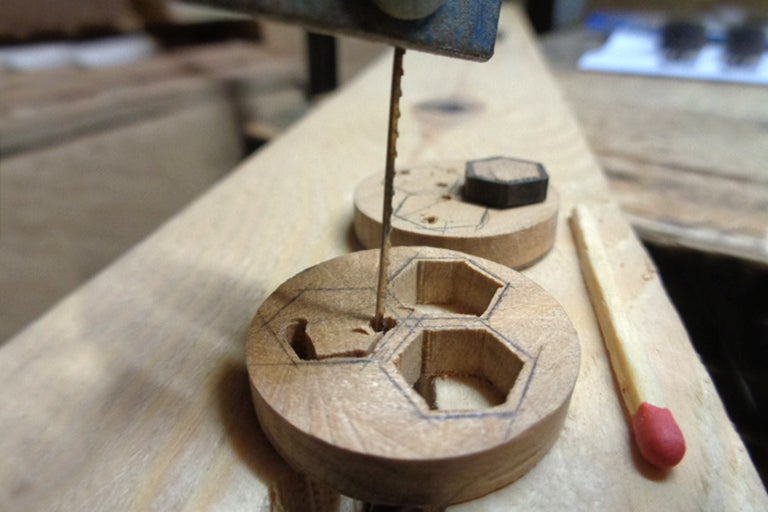 Dekupiersäge beim Bearbeiten eines Holzteils