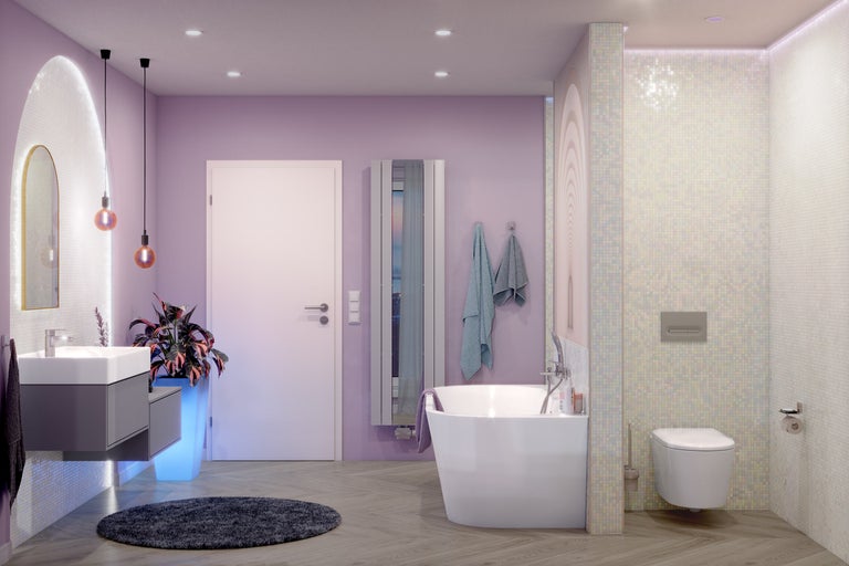 Modernes Badezimmer mit fliederfarbenen Wänden, freistehender Badewanne, Hänge-WC, grauem Waschtischunterschrank und Boden in Holzoptik.