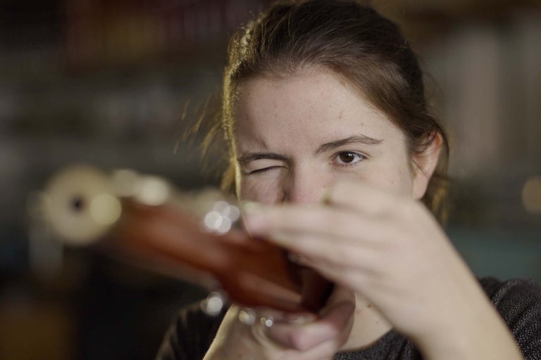 Frau zielt mit Wasserwaage