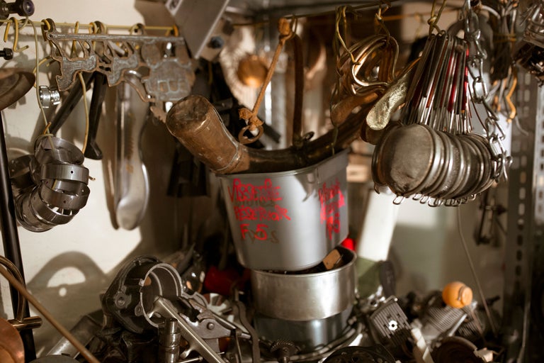 Nahaufnahme verschiedener Werkzeuge und Metallgegenstände, die in einer Werkstatt aufgehängt und gelagert werden.