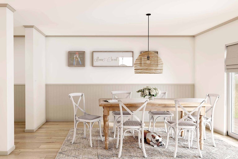 Esszimmer mit Holztisch, Stühlen, Pendelleuchte und Teppich