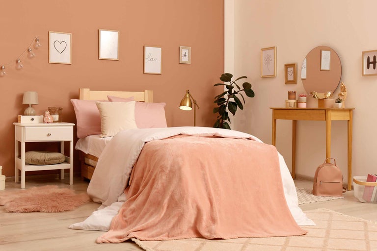 Helles Schlafzimmer mit Bett, Nachttisch und Kommode im modernen Design.