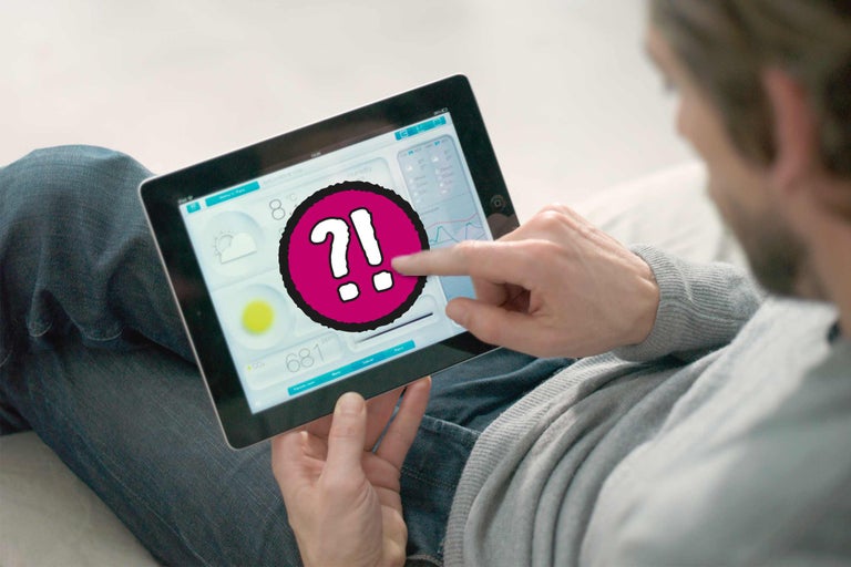 Eine Person interagiert mit einem Tablet mit einer Fragezeichengrafik.