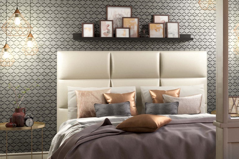 Schlafzimmer mit Bett, Nachttisch und Wanddekoration für eine gemütliche Atmosphäre.