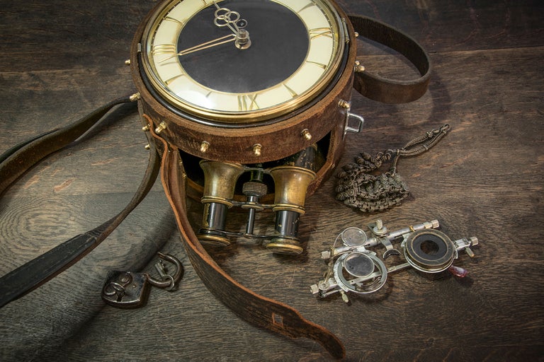 Vintage Szene mit Uhr, Fernglas, Kette, Schloss und Brillenmessgerät auf einer Holzoberfläche