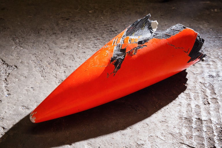 Beschädigter Leitkegel auf dem Boden