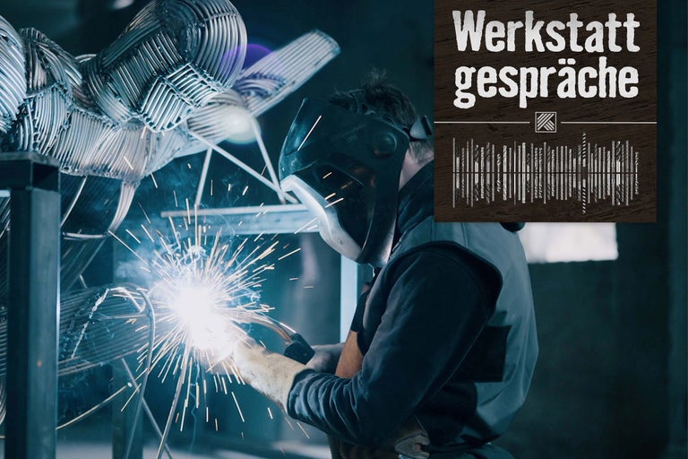 Werkstattgespräche: Ein Schweißer mit Schutzmaske bei der Arbeit an einem Metallobjekt