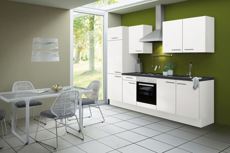 Helle Küche mit Esstisch und Stühlen in modernem Design