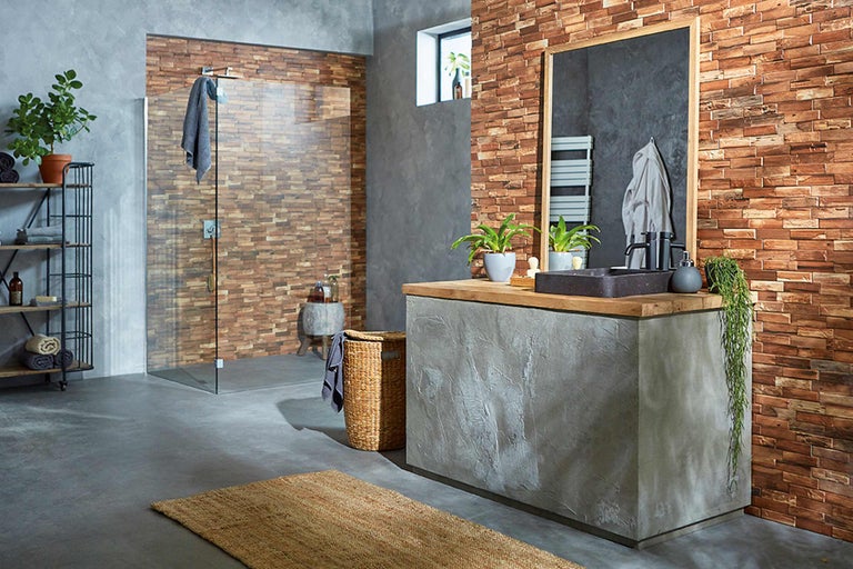 Helles Badezimmer mit Dusche, Waschtisch und Holzelementen