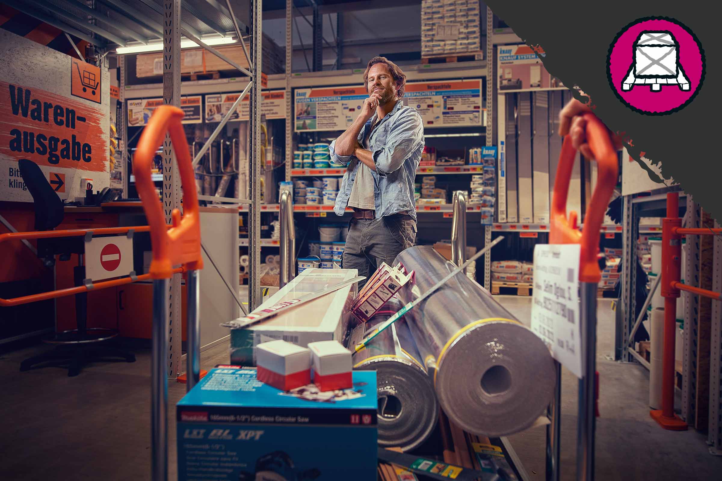 Kunde mit Einkaufswagen im Baumarkt mit Baumaterialien, Werkzeug und Dämmstoffen