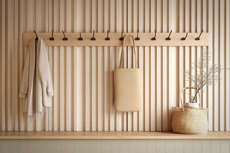 Garderobe mit Jacke, Tasche und Dekoration an der Wand