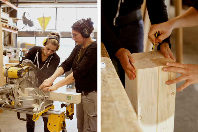 Zwei Frauen arbeiten mit einer Kappsäge und einem Bleistift an einem Holzstück.