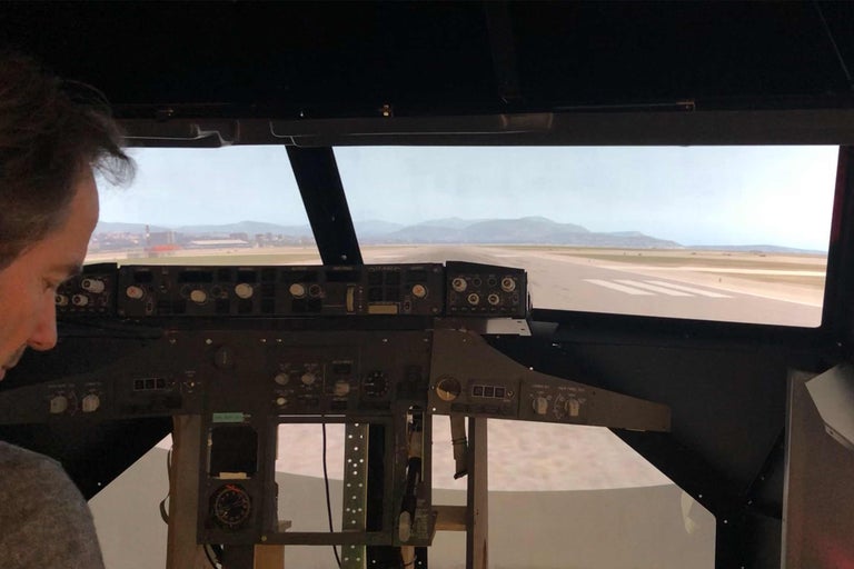 Innenraum eines Flugzeugcockpits mit Blick auf eine Landebahn