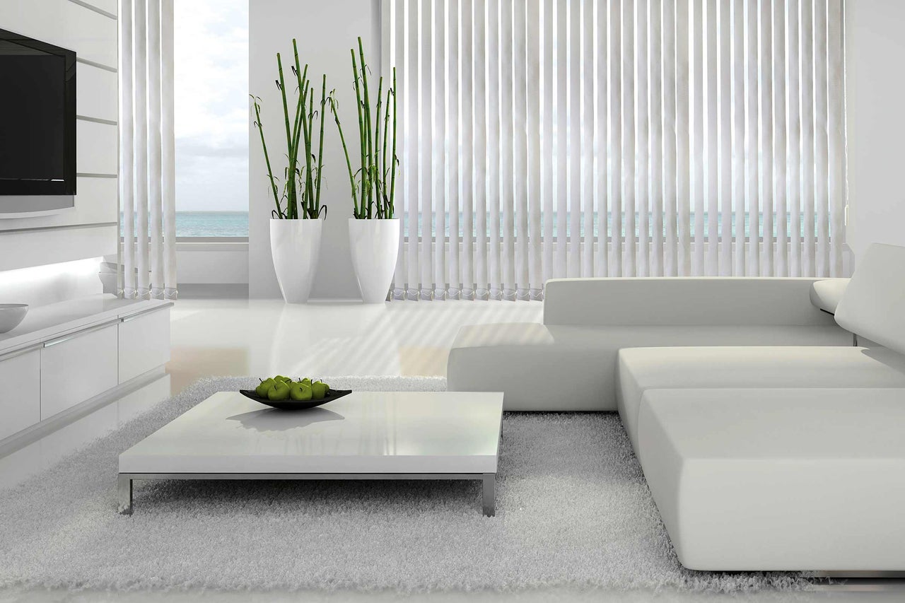 Modernes Wohnzimmer mit Sofa, Couchtisch und Fensterjalousien
