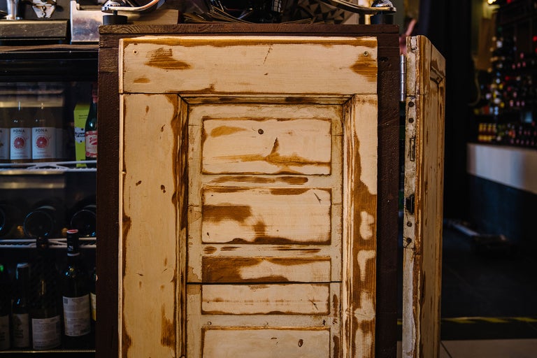 Holztür mit abgenutzter Optik