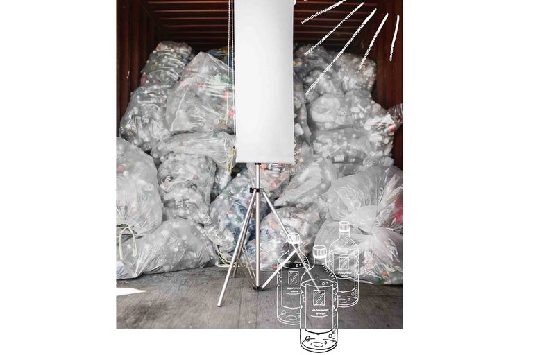 Container gefüllt mit recycelten Plastikflaschen