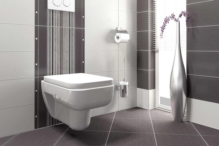 Badezimmer mit Wand-Tiefspülklosett, Toilettenpapierhalter, WC-Bürste und Bodenfliesen