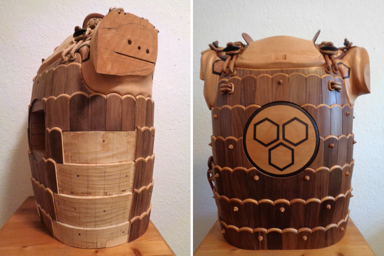 Hölzerne japanische Samurai Rüstung auf einem Tisch