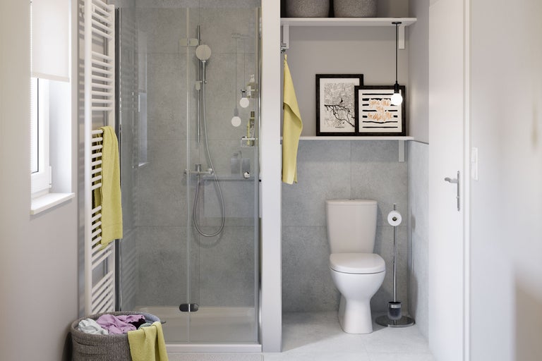 Modernes, helles Badezimmer mit Glasdusche, grau gefliesten Wänden, weißer Toilette und einem Handtuchheizkörper.
