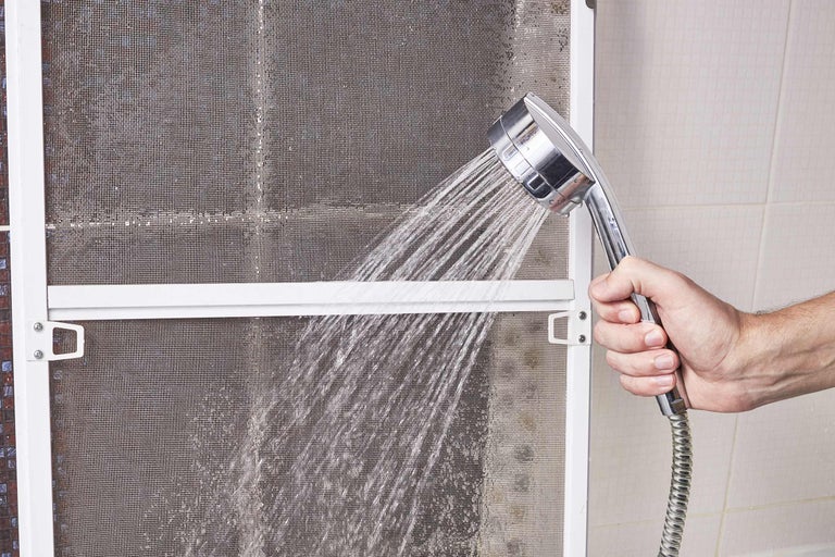 Reinigung eines Fliegengitters mit einer Handbrause