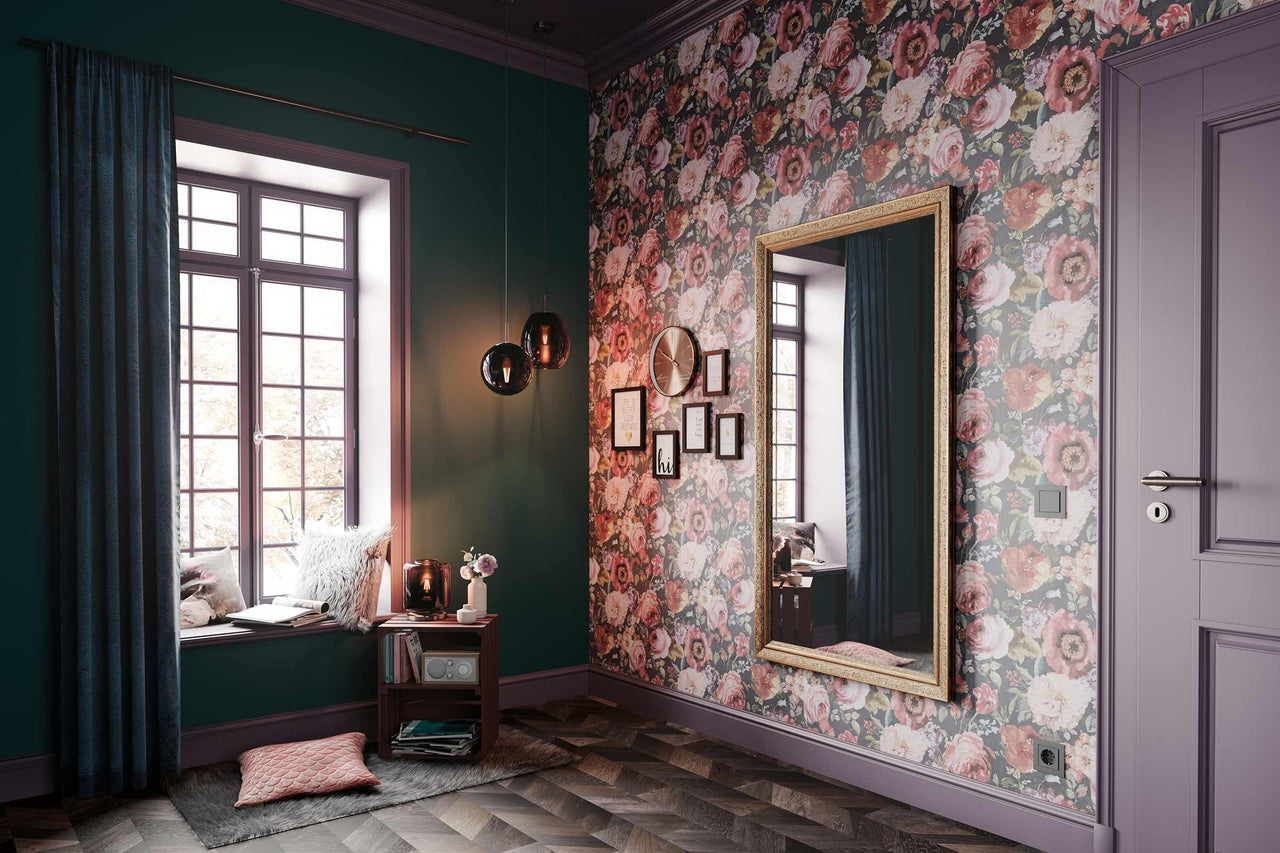 Dekoratives Wohnzimmer mit floraler Tapete, Spiegel und Fenster