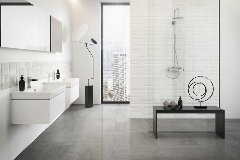 Helles Badezimmer mit Doppelwaschtisch, Dusche und grauen Bodenfliesen