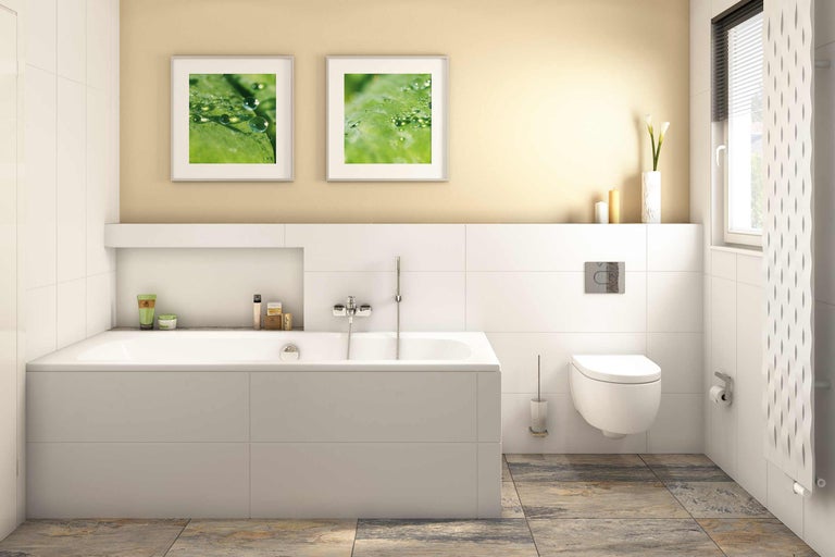 Helles Badezimmer mit Badewanne, Toilette, Heizkörper und dekorativen Elementen.