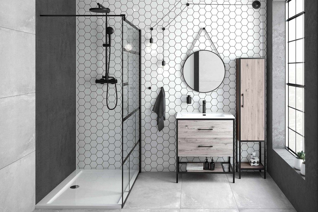 Modernes Badezimmer mit Dusche, Waschbeckenunterschrank, Spiegelschrank und hexagonalen Wandfliesen.