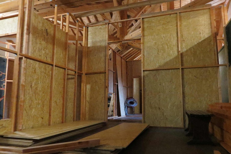 Holzrahmenbau mit Holzplatten im Rohbau