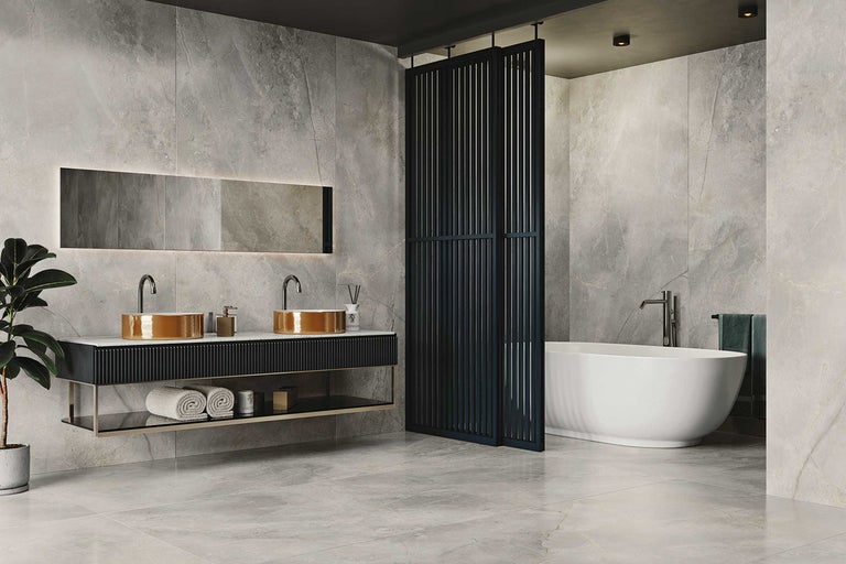 Modernes Badezimmer mit Doppelwaschtisch, freistehender Badewanne und Schiebetür