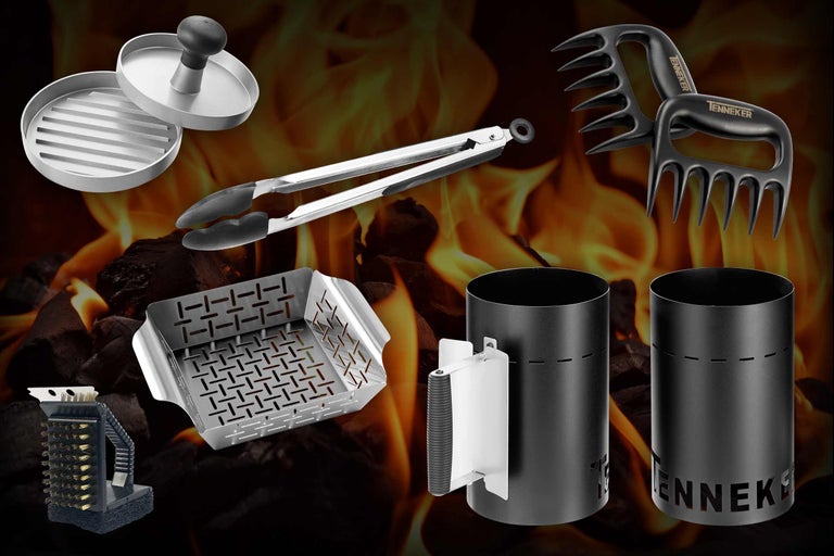 Verschiedene Grillutensilien wie Burgerpresse, Grillzange, Fleischwolf, Grillkorb, Grillreinigungsbürste und Holzkohle-Anzündkamin vor einem Hintergrund mit Flammen.