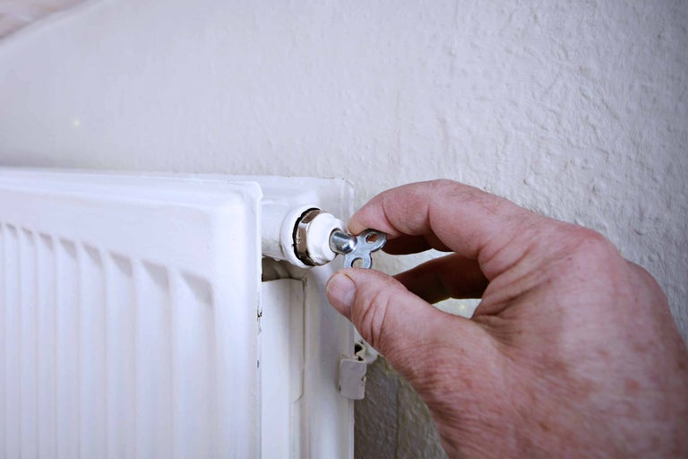 Hand betätigt Entlüftungsschlüssel an Heizkörper