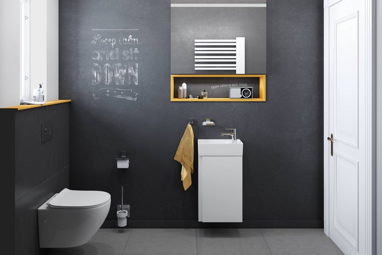 Modernes Badezimmer mit Toilette, Waschbeckenunterschrank, Spiegel und Accessoires.