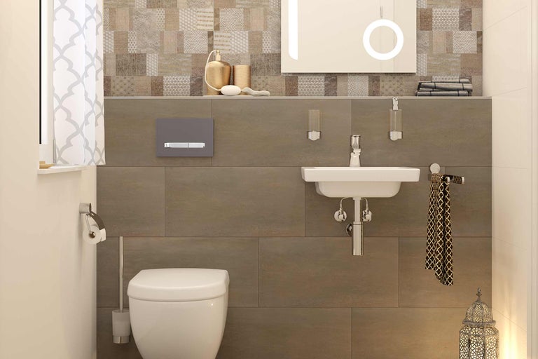 Helles Badezimmer mit Toilette, Waschbecken und Fliesenwand